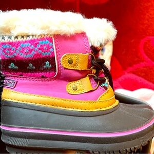 London Fog girls boots size 8Y. Like new - barely worn. No scuffs, clean soles.